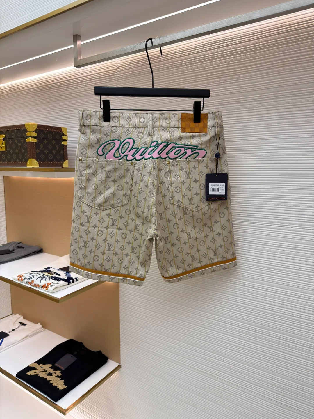LOUIS VUITTON full stamp shorts ●Item number: 1681122-A45 ●Material: denim fabric ●Technology: jacquard production ●Version: fitted version ●Weight: about 405 grams ●Size: S-M-L-XL ●Description: The fabric is made of baseball, with foam logo embellishment on the left chest, chapter embroidery technology, pink chapter logo patch embroidery decoration on the front and back, with striped suede edging, curved hem casual and versatile, retro copper-colored hardware buckle at the hem, the overall routing is straight and delicate, the fabric is comfortable and soft, the color is consistent and no color difference. It can be matched with the same style to create a fashionable look, control various occasions, customized accessories, complete three labels, the same style for men and women!